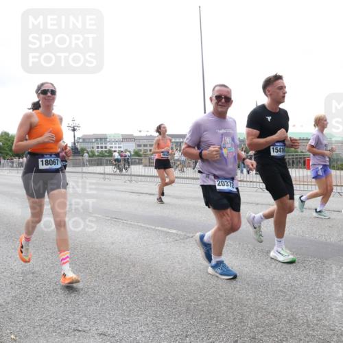 29.06.2025 - hella hamburg halbmarathon Lena Gebhardt http://msf.ph/oto/8408547 29.06.2025 10:50:43 Lombardsbrücke 18067, 20372, 15416, 16742, 1129, 1208, 1259, 1828, 1930, 2047, 2200, 2358, 2859, 3184, 3203, 3229, 3647, 3680, 3710, 3805, 3838, 3897, 4168, 4642, 4695, 4771, 4848, 4961, 5119, 5131, 6178, 6680, 7133, 7141, 7161, 7505, 7677, 7825, 7938, 8200, 8299, 8779, 8833, 8834, 8986, 9096, 9168, 9933, 10029, 10286, 10437, 10552, 10614, 10636, 10744, 11426, 11577, 11696, 12392, 12393, 13887, 14102, 14144, 14534, 14591, 14940, 15017, 15230, 15416 meine-sportfotos.de