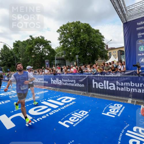29.06.2025 - hella hamburg halbmarathon Zöllner http://msf.ph/oto/8408565 29.06.2025 10:43:18 Ziel 1675, 3109, 3124, 7026, 7093, 10099, 10251, 11177, 15706, 16314, 16997, 18304 meine-sportfotos.de