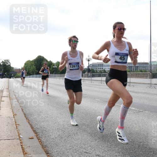 29.06.2025 - hella hamburg halbmarathon Lena Gebhardt http://msf.ph/oto/8408568 29.06.2025 09:37:43 Lombardsbrücke 12673, 45, 45, 50, 3944, 12673 meine-sportfotos.de