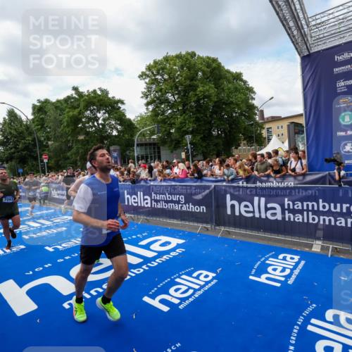 29.06.2025 - hella hamburg halbmarathon Zöllner http://msf.ph/oto/8408570 29.06.2025 10:43:18 Ziel 1675, 3109, 3124, 7026, 7093, 10099, 10251, 11177, 15706, 16314, 16997, 18304 meine-sportfotos.de