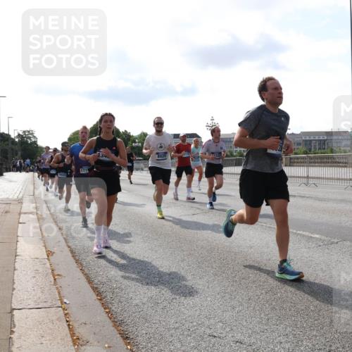 29.06.2025 - hella hamburg halbmarathon Lena Gebhardt http://msf.ph/oto/8408572 29.06.2025 09:49:56 Lombardsbrücke 134, 8925, 7125, 171, 18529, 18529, 1343, 1445, 1615, 1675, 1800, 1803, 1975, 2324, 2415, 2573, 2750, 2949, 3136, 3282, 3431, 3530, 4148, 4303, 4318, 4425, 4528, 5248, 5409, 6095, 6123, 6682, 6704, 7035, 7229, 7495, 7774, 7796, 8370, 8465, 8629, 8925, 9264, 9265, 9294, 9296, 9686, 9711, 9914, 9979, 10680, 10894, 10930, 11765, 12327, 12540, 12554, 12839, 13141, 13457, 13800, 14077, 14204, 14359, 14374, 14560, 14629, 14688, 14789, 15094 meine-sportfotos.de