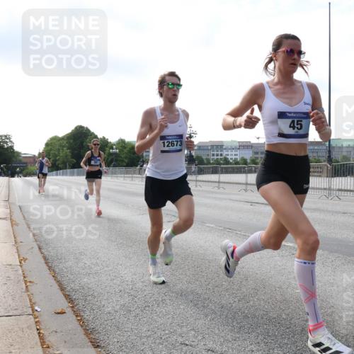 29.06.2025 - hella hamburg halbmarathon Lena Gebhardt http://msf.ph/oto/8408606 29.06.2025 09:37:43 Lombardsbrücke 12673, 45, 45, 50, 3944, 12673 meine-sportfotos.de