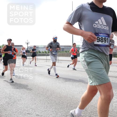 29.06.2025 - hella hamburg halbmarathon Lena Gebhardt http://msf.ph/oto/8408614 29.06.2025 10:16:52 Lombardsbrücke 6941, 17845, 9891, 25, 18245, 1117, 1137, 1240, 1244, 1298, 1331, 1348, 1403, 1553, 1602, 1825, 2225, 2347, 2908, 2912, 3030, 3088, 3156, 3176, 3210, 3450, 3484, 3622, 3687, 4478, 5036, 5037, 5929, 5930, 5995, 6024, 6328, 6488, 6742, 6941, 6948, 7114, 7115, 7158, 7257, 7345, 7358, 7360, 7376, 7924, 7928, 8263, 8295, 8317, 8513, 8619, 8707, 8847, 8857, 8983, 9091, 9208, 9332, 9492, 9664, 9676, 9810, 10076, 10232 meine-sportfotos.de