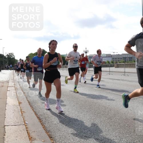 29.06.2025 - hella hamburg halbmarathon Lena Gebhardt http://msf.ph/oto/8408618 29.06.2025 09:49:56 Lombardsbrücke 18529, 457, 8925, 17125, 12327, 17177, 4528, 1343, 1445, 1615, 1675, 1800, 1803, 1975, 2324, 2415, 2573, 2750, 2949, 3136, 3282, 3431, 3530, 4148, 4303, 4318, 4425, 4528, 5248, 5409, 6095, 6123, 6682, 6704, 7035, 7229, 7495, 7774, 7796, 8370, 8465, 8629, 8925, 9264, 9265, 9294, 9296, 9686, 9711, 9914, 9979, 10680, 10894, 10930, 11765, 12327, 12540, 12554, 12839, 13141, 13457, 13800, 14077, 14204, 14359, 14374, 14560, 14629, 14688, 14789, 15094 meine-sportfotos.de