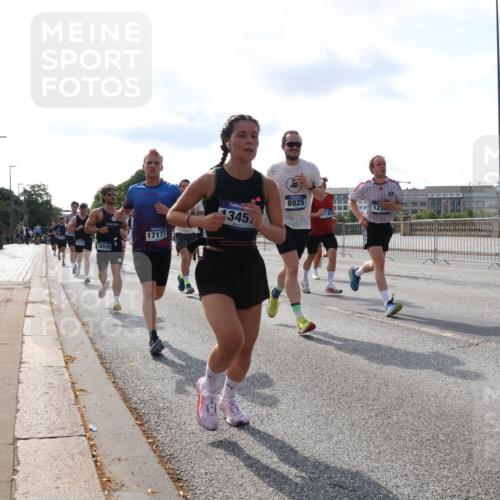 29.06.2025 - hella hamburg halbmarathon Lena Gebhardt http://msf.ph/oto/8408636 29.06.2025 09:49:56 Lombardsbrücke 17177, 1345, 18173, 18529, 8925, 123, 1343, 1445, 1615, 1675, 1800, 1803, 1975, 2324, 2415, 2573, 2750, 2949, 3136, 3282, 3431, 3530, 4148, 4303, 4318, 4425, 4528, 5248, 5409, 6095, 6123, 6682, 6704, 7035, 7229, 7495, 7774, 7796, 8370, 8465, 8629, 8925, 9264, 9265, 9294, 9296, 9686, 9711, 9914, 9979, 10680, 10894, 10930, 11765, 12327, 12540, 12554, 12839, 13141, 13457, 13800, 14077, 14204, 14359, 14374, 14560, 14629, 14688, 14789, 15094 meine-sportfotos.de