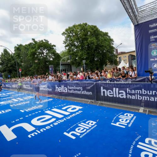 29.06.2025 - hella hamburg halbmarathon Zöllner http://msf.ph/oto/8408637 29.06.2025 10:43:21 Ziel 1675, 3109, 3124, 3146, 10099, 15921, 16314, 16997, 18274, 18304 meine-sportfotos.de