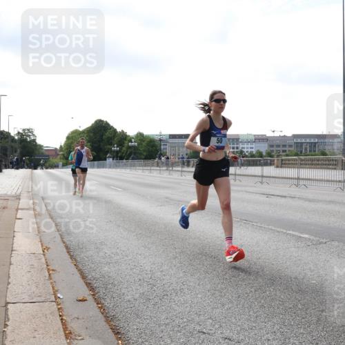 29.06.2025 - hella hamburg halbmarathon Lena Gebhardt http://msf.ph/oto/8408638 29.06.2025 09:37:44 Lombardsbrücke 50, 45, 50, 3944, 12673 meine-sportfotos.de