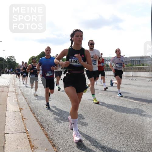 29.06.2025 - hella hamburg halbmarathon Lena Gebhardt http://msf.ph/oto/8408662 29.06.2025 09:49:56 Lombardsbrücke 18173, 18529, 17177, 1345, 925, 125, 12327, 1343, 1445, 1615, 1675, 1800, 1803, 1975, 2324, 2415, 2573, 2750, 2949, 3136, 3282, 3431, 3530, 4148, 4303, 4318, 4425, 4528, 5248, 5409, 6095, 6123, 6682, 6704, 7035, 7229, 7495, 7774, 7796, 8370, 8465, 8629, 8925, 9264, 9265, 9294, 9296, 9686, 9711, 9914, 9979, 10680, 10894, 10930, 11765, 12327, 12540, 12554, 12839, 13141, 13457, 13800, 14077, 14204, 14359, 14374, 14560, 14629, 14688, 14789, 15094 meine-sportfotos.de