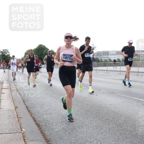 29.06.2025 - hella hamburg halbmarathon Lena Gebhardt http://msf.ph/oto/8408679 29.06.2025 10:04:12 Lombardsbrücke 1587, 1811, 8177, 9526, 1032, 1355, 1367, 1377, 1674, 2277, 2979, 3488, 4095, 4488, 4587, 5058, 5354, 5363, 5365, 5613, 5976, 6142, 6706, 6709, 7006, 7017, 7306, 7485, 8177, 8217, 8421, 8422, 8423, 8469, 8727, 9280, 9489, 9526, 9899, 10213, 10756, 10962, 11402, 11511, 11582, 11614, 12004, 12005, 12336, 12653, 12998, 13173, 13583, 14340, 14436, 14917, 15520, 15525, 15678, 16099, 16113, 16621, 16753, 16989, 17071, 17098, 17113, 17437 meine-sportfotos.de
