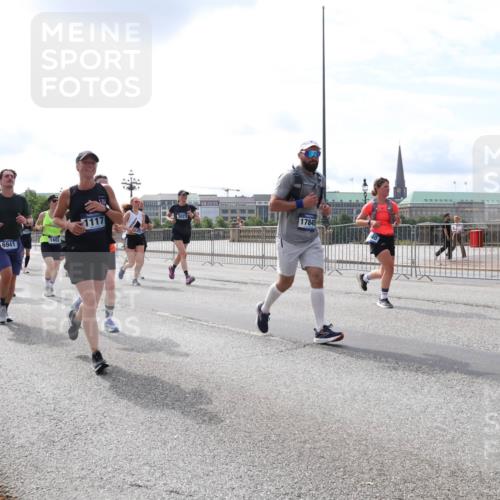 29.06.2025 - hella hamburg halbmarathon Lena Gebhardt http://msf.ph/oto/8408687 29.06.2025 10:16:53 Lombardsbrücke 6941, 1117, 3023, 17845, 1117, 1137, 1240, 1244, 1298, 1331, 1348, 1356, 1403, 1553, 1602, 1825, 2225, 2347, 2908, 2912, 3030, 3088, 3156, 3176, 3210, 3450, 3484, 3622, 3687, 4478, 5036, 5037, 5390, 5929, 5930, 5995, 6328, 6488, 6742, 6941, 6948, 7114, 7115, 7158, 7257, 7345, 7358, 7360, 7376, 7924, 7928, 8263, 8295, 8317, 8513, 8558, 8619, 8707, 8847, 8857, 8983, 9091, 9208, 9332, 9492, 9664, 9676, 10076, 10232 meine-sportfotos.de