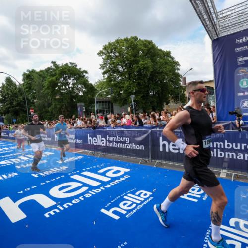 29.06.2025 - hella hamburg halbmarathon Zöllner http://msf.ph/oto/8408691 29.06.2025 10:43:24 Ziel 2653, 3109, 3124, 3146, 10099, 10237, 13348, 15921, 16314, 16720, 16997, 17391, 18274, 18987, 19009, 19051 meine-sportfotos.de