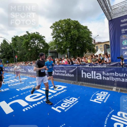 29.06.2025 - hella hamburg halbmarathon Zöllner http://msf.ph/oto/8408704 29.06.2025 10:43:25 Ziel 2653, 3109, 3124, 3146, 5506, 8664, 10099, 10237, 13348, 15921, 16720, 16997, 17391, 18274, 18942, 18987, 19009, 19051 meine-sportfotos.de