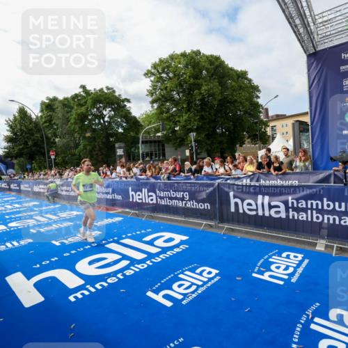 29.06.2025 - hella hamburg halbmarathon Zöllner http://msf.ph/oto/8408711 29.06.2025 10:18:15 Ziel 17786 meine-sportfotos.de