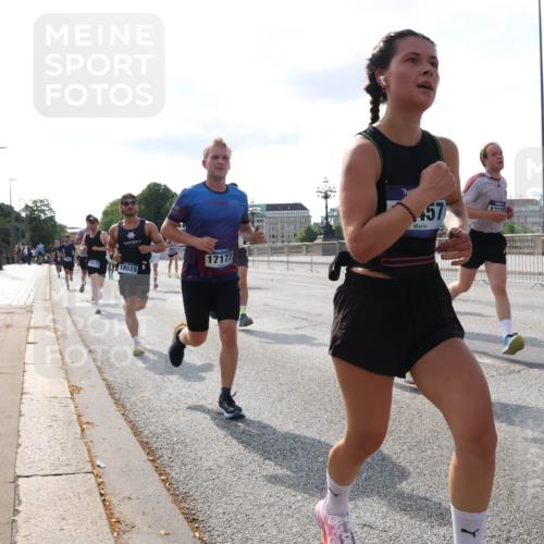 29.06.2025 - hella hamburg halbmarathon Lena Gebhardt http://msf.ph/oto/8408716 29.06.2025 09:49:57 Lombardsbrücke 18173, 18529, 17177, 57, 1343, 1445, 1615, 1675, 1800, 1803, 1975, 2324, 2415, 2573, 2750, 2949, 3136, 3282, 3332, 3431, 3530, 4303, 4318, 4425, 4528, 5248, 5409, 6095, 6123, 6682, 6704, 7035, 7229, 7495, 7774, 7796, 8370, 8465, 8629, 8925, 9264, 9265, 9294, 9296, 9302, 9686, 9711, 9914, 9979, 10680, 10894, 10930, 11765, 12327, 12540, 12554, 12839, 12895, 13141, 13457, 13800, 14077, 14204, 14359, 14374, 14560, 14629, 14688, 14789, 15094 meine-sportfotos.de