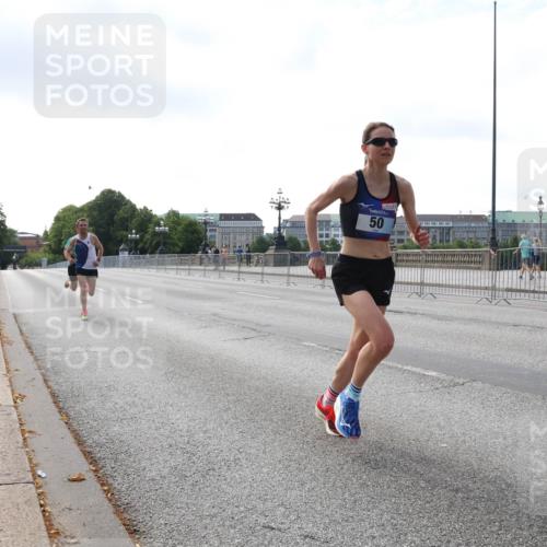 29.06.2025 - hella hamburg halbmarathon Lena Gebhardt http://msf.ph/oto/8408717 29.06.2025 09:37:44 Lombardsbrücke 50, 45, 50, 3944, 12673 meine-sportfotos.de