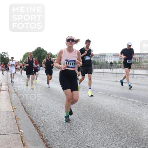 29.06.2025 - hella hamburg halbmarathon Lena Gebhardt http://msf.ph/oto/8408720 29.06.2025 10:04:12 Lombardsbrücke 18111, 8177, 9526, 1032, 1355, 1367, 1377, 1674, 2277, 2979, 3488, 4095, 4488, 4587, 5058, 5354, 5363, 5365, 5613, 5976, 6142, 6706, 6709, 7006, 7017, 7306, 7485, 8177, 8217, 8421, 8422, 8423, 8469, 8727, 9280, 9489, 9526, 9899, 10213, 10756, 10962, 11402, 11511, 11582, 11614, 12004, 12005, 12336, 12653, 12998, 13173, 13583, 14340, 14436, 14917, 15520, 15525, 15678, 16099, 16113, 16621, 16753, 16989, 17071, 17098, 17113, 17437 meine-sportfotos.de