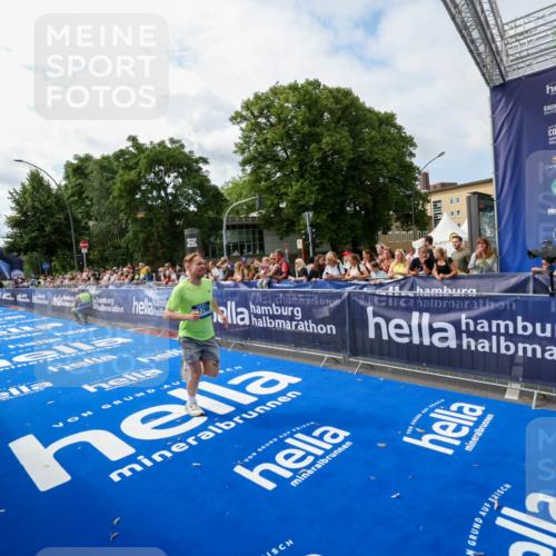 29.06.2025 - hella hamburg halbmarathon Zöllner http://msf.ph/oto/8408724 29.06.2025 10:18:16 Ziel 17786 meine-sportfotos.de