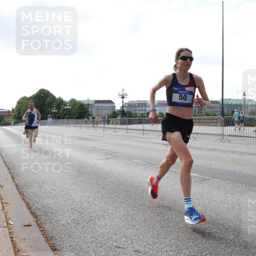 29.06.2025 - hella hamburg halbmarathon Lena Gebhardt http://msf.ph/oto/8408748 29.06.2025 09:37:44 Lombardsbrücke 50, 45, 50, 3944, 12673 meine-sportfotos.de