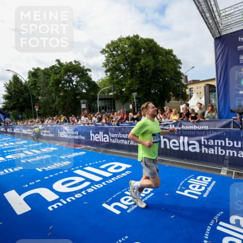 29.06.2025 - hella hamburg halbmarathon Zöllner http://msf.ph/oto/8408751 29.06.2025 10:18:16 Ziel 17786 meine-sportfotos.de