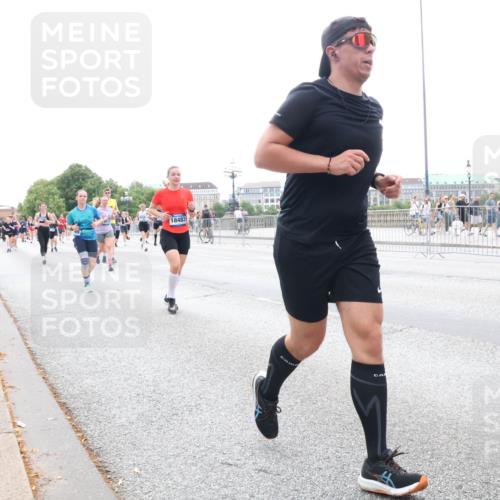 29.06.2025 - hella hamburg halbmarathon Lena Gebhardt http://msf.ph/oto/8408763 29.06.2025 10:50:45 Lombardsbrücke 18483, 1129, 1208, 1259, 1828, 1930, 2047, 2200, 2358, 2859, 3184, 3203, 3229, 3647, 3680, 3838, 3897, 4642, 4695, 4771, 4848, 4961, 5119, 5131, 5289, 6178, 7133, 7141, 7161, 7505, 7677, 7825, 7938, 8200, 8299, 8779, 8833, 8834, 8986, 9096, 9168, 9933, 10029, 10437, 10552, 10614, 10636, 10744, 11426, 11577, 11696, 12392, 12393, 13887, 14102, 14534, 14591, 14940, 15017, 15230, 15416 meine-sportfotos.de