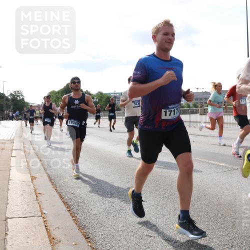 29.06.2025 - hella hamburg halbmarathon Lena Gebhardt http://msf.ph/oto/8408773 29.06.2025 09:49:57 Lombardsbrücke 18173, 18529, 3530, 1717, 171, 8925, 12, 1343, 1445, 1615, 1675, 1800, 1803, 1975, 2324, 2415, 2573, 2750, 2949, 3136, 3282, 3332, 3431, 3530, 4303, 4318, 4425, 4528, 5248, 5409, 6095, 6123, 6682, 6704, 7035, 7229, 7495, 7774, 7796, 8370, 8465, 8629, 8925, 9264, 9265, 9294, 9296, 9302, 9686, 9711, 9914, 9979, 10680, 10894, 10930, 11765, 12327, 12540, 12554, 12839, 12895, 13141, 13457, 13800, 14077, 14204, 14359, 14374, 14560, 14629, 14688, 14789, 15094 meine-sportfotos.de