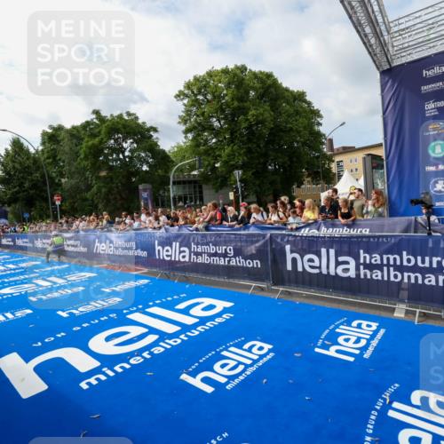 29.06.2025 - hella hamburg halbmarathon Zöllner http://msf.ph/oto/8408801 29.06.2025 10:18:48 Ziel 15495 meine-sportfotos.de