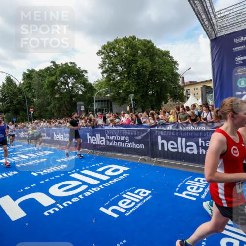 29.06.2025 - hella hamburg halbmarathon Zöllner http://msf.ph/oto/8408804 29.06.2025 10:43:29 Ziel 2653, 3928, 5124, 5436, 5506, 7635, 8664, 9931, 10237, 13348, 15921, 16720, 17391, 18274, 18810, 18942, 18987, 19009, 19051 meine-sportfotos.de