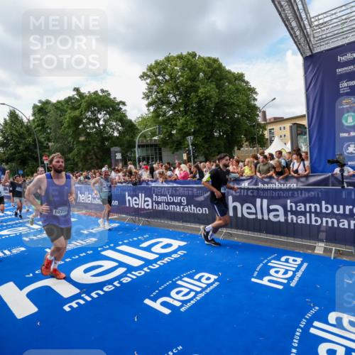 29.06.2025 - hella hamburg halbmarathon Zöllner http://msf.ph/oto/8408810 29.06.2025 10:43:30 Ziel 2653, 3928, 5124, 5436, 5506, 7635, 8664, 9931, 10237, 10246, 11648, 13348, 16338, 16720, 17391, 18513, 18810, 18942, 18987, 19009, 19051 meine-sportfotos.de