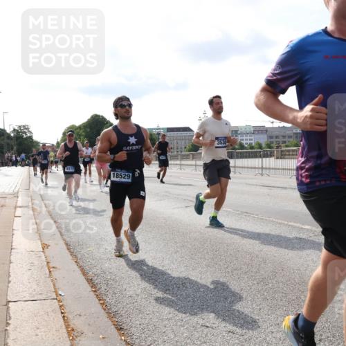 29.06.2025 - hella hamburg halbmarathon Lena Gebhardt http://msf.ph/oto/8408814 29.06.2025 09:49:58 Lombardsbrücke 18173, 18529, 6639, 2024, 18, 3530, 1717, 1343, 1445, 1615, 1675, 1800, 1803, 1975, 2324, 2415, 2573, 2750, 2949, 3136, 3282, 3332, 3431, 3530, 4303, 4318, 4425, 4528, 5248, 5409, 6095, 6123, 6682, 6704, 7035, 7229, 7495, 7774, 7796, 8370, 8465, 8629, 8925, 9264, 9265, 9294, 9296, 9302, 9686, 9711, 9914, 9979, 10680, 10894, 10930, 11765, 11767, 12327, 12540, 12554, 12839, 12895, 13141, 13457, 13800, 14077, 14204, 14359, 14374, 14560, 14629, 14688, 14789, 15094 meine-sportfotos.de