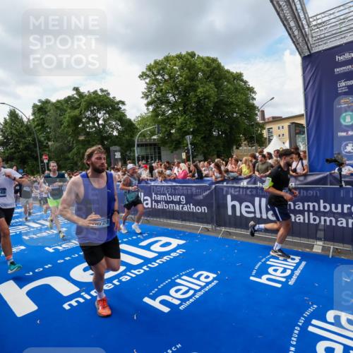 29.06.2025 - hella hamburg halbmarathon Zöllner http://msf.ph/oto/8408819 29.06.2025 10:43:30 Ziel 2653, 3928, 5124, 5436, 5506, 7635, 8664, 9931, 10237, 10246, 11648, 13348, 16338, 16720, 17391, 18513, 18810, 18942, 18987, 19009, 19051 meine-sportfotos.de