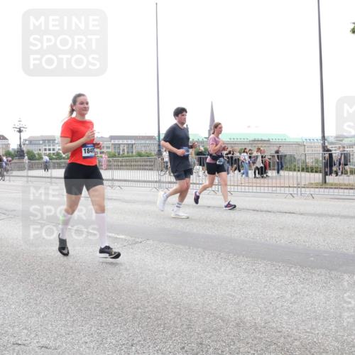 29.06.2025 - hella hamburg halbmarathon Lena Gebhardt http://msf.ph/oto/8408828 29.06.2025 10:50:46 Lombardsbrücke 7505, 1848, 1129, 1208, 1259, 1828, 1930, 2047, 2200, 2358, 2859, 3184, 3203, 3229, 3647, 3680, 3838, 3897, 4642, 4695, 4771, 4848, 4961, 5119, 5131, 5286, 5289, 6178, 7133, 7141, 7161, 7505, 7677, 7825, 7938, 8200, 8299, 8779, 8833, 8834, 8986, 9096, 9168, 9933, 10029, 10437, 10552, 10614, 10636, 10744, 11052, 11577, 11696, 12392, 12393, 13887, 14102, 14534, 14591, 15017, 15230, 15416 meine-sportfotos.de