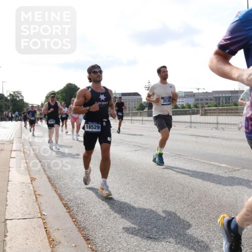 29.06.2025 - hella hamburg halbmarathon Lena Gebhardt http://msf.ph/oto/8408842 29.06.2025 09:49:58 Lombardsbrücke 18173, 18529, 1629, 18, 20, 3530, 171, 1343, 1445, 1615, 1675, 1800, 1803, 1975, 2324, 2415, 2573, 2750, 2949, 3136, 3282, 3332, 3431, 3530, 4303, 4318, 4425, 4528, 5248, 5409, 6095, 6123, 6682, 6704, 7035, 7229, 7495, 7774, 7796, 8370, 8465, 8629, 8925, 9264, 9265, 9294, 9296, 9302, 9686, 9711, 9914, 9979, 10680, 10894, 10930, 11765, 11767, 12327, 12540, 12554, 12839, 12895, 13141, 13457, 13800, 14077, 14204, 14359, 14374, 14560, 14629, 14688, 14789, 15094 meine-sportfotos.de
