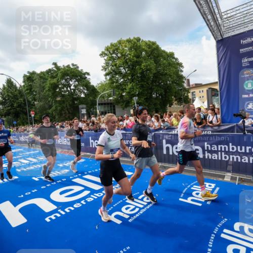 29.06.2025 - hella hamburg halbmarathon Zöllner http://msf.ph/oto/8408860 29.06.2025 10:43:32 Ziel 2653, 3928, 4080, 5124, 5436, 5506, 7635, 8664, 9931, 10237, 10246, 11648, 12623, 14484, 16338, 17391, 18513, 18775, 18810, 18942, 19009, 19051, 19229 meine-sportfotos.de