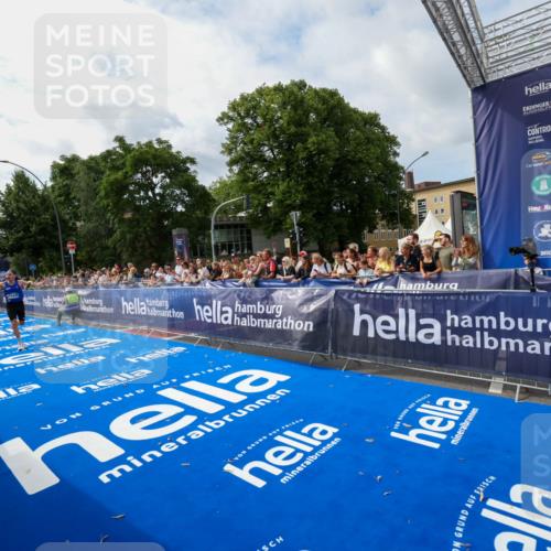 29.06.2025 - hella hamburg halbmarathon Zöllner http://msf.ph/oto/8408864 29.06.2025 10:18:49 Ziel 15495 meine-sportfotos.de