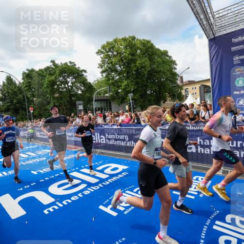 29.06.2025 - hella hamburg halbmarathon Zöllner http://msf.ph/oto/8408867 29.06.2025 10:43:32 Ziel 2653, 3928, 4080, 5124, 5436, 5506, 7635, 8664, 9931, 10237, 10246, 11648, 12623, 14484, 16338, 17391, 18513, 18775, 18810, 18942, 19009, 19051, 19229 meine-sportfotos.de