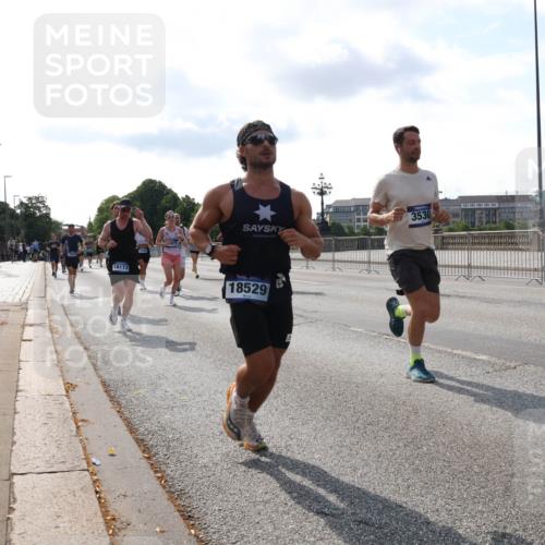 29.06.2025 - hella hamburg halbmarathon Lena Gebhardt http://msf.ph/oto/8408870 29.06.2025 09:49:58 Lombardsbrücke 18173, 18529, 3530, 1343, 1445, 1615, 1675, 1800, 1803, 1975, 2324, 2415, 2573, 2750, 2949, 3136, 3282, 3332, 3431, 3530, 4303, 4318, 4425, 4528, 5248, 5409, 6095, 6123, 6682, 6704, 7035, 7229, 7495, 7774, 7796, 8370, 8465, 8629, 8925, 9264, 9265, 9294, 9296, 9302, 9686, 9711, 9914, 9979, 10680, 10894, 10930, 11765, 11767, 12327, 12540, 12554, 12839, 12895, 13141, 13457, 13800, 14077, 14204, 14359, 14374, 14560, 14629, 14688, 14789, 15094 meine-sportfotos.de