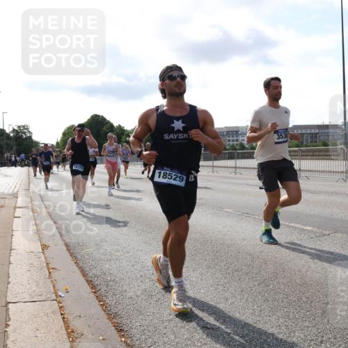 29.06.2025 - hella hamburg halbmarathon Lena Gebhardt http://msf.ph/oto/8408894 29.06.2025 09:49:58 Lombardsbrücke 18173, 7971, 18529, 3530, 0602, 1343, 1445, 1615, 1675, 1800, 1803, 1975, 2324, 2415, 2573, 2750, 2949, 3136, 3282, 3332, 3431, 3530, 4303, 4318, 4425, 4528, 5248, 5409, 6095, 6123, 6682, 6704, 7035, 7229, 7495, 7774, 7796, 8370, 8465, 8629, 8925, 9264, 9265, 9294, 9296, 9302, 9686, 9711, 9914, 9979, 10680, 10894, 10930, 11765, 11767, 12327, 12540, 12554, 12839, 12895, 13141, 13457, 13800, 14077, 14204, 14359, 14374, 14560, 14629, 14688, 14789, 15094 meine-sportfotos.de