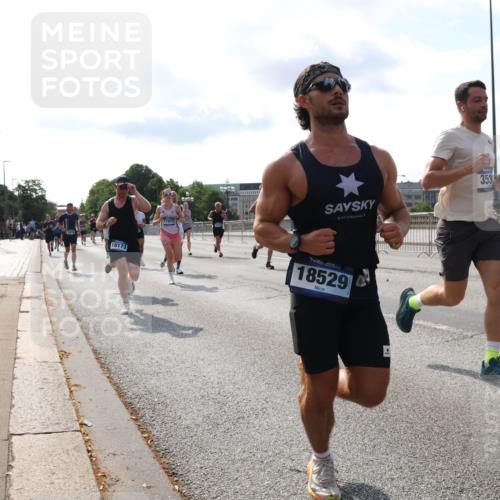 29.06.2025 - hella hamburg halbmarathon Lena Gebhardt http://msf.ph/oto/8408923 29.06.2025 09:49:58 Lombardsbrücke 18173, 353, 18529, 1343, 1445, 1615, 1675, 1800, 1803, 1975, 2324, 2415, 2573, 2750, 2949, 3136, 3282, 3332, 3431, 3530, 4303, 4318, 4425, 4528, 5248, 5409, 6095, 6123, 6682, 6704, 7035, 7229, 7495, 7774, 7796, 8370, 8465, 8629, 8925, 9264, 9265, 9294, 9296, 9302, 9686, 9711, 9914, 9979, 10680, 10894, 10930, 11765, 11767, 12327, 12540, 12554, 12839, 12895, 13141, 13457, 13800, 14077, 14204, 14359, 14374, 14560, 14629, 14688, 14789, 15094 meine-sportfotos.de