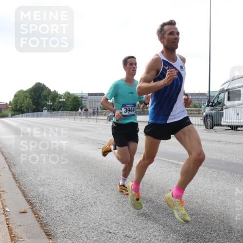 29.06.2025 - hella hamburg halbmarathon Lena Gebhardt http://msf.ph/oto/8408925 29.06.2025 09:37:46 Lombardsbrücke 3944, 45, 50, 3944, 12673 meine-sportfotos.de