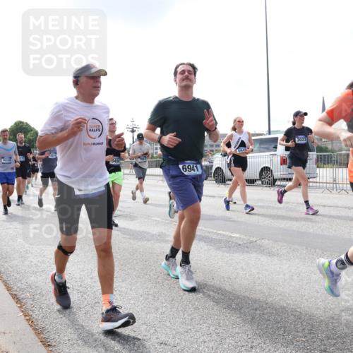 29.06.2025 - hella hamburg halbmarathon Lena Gebhardt http://msf.ph/oto/8408935 29.06.2025 10:16:54 Lombardsbrücke 10320, 13365, 3450, 6941, 3023, 9208, 1117, 1137, 1240, 1298, 1331, 1348, 1356, 1403, 1553, 1602, 1825, 2225, 2347, 2908, 2912, 3088, 3156, 3176, 3210, 3450, 3484, 3622, 3687, 4478, 5036, 5037, 5390, 5929, 5930, 5995, 6328, 6488, 6742, 6941, 6948, 7114, 7115, 7158, 7257, 7345, 7358, 7360, 7376, 7924, 7928, 8263, 8295, 8317, 8513, 8558, 8619, 8707, 8847, 8857, 8983, 9091, 9208, 9332, 9492, 9664, 9676, 10076, 10232 meine-sportfotos.de