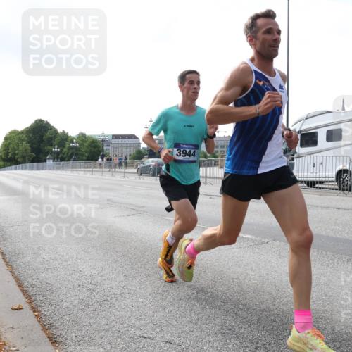 29.06.2025 - hella hamburg halbmarathon Lena Gebhardt http://msf.ph/oto/8408962 29.06.2025 09:37:47 Lombardsbrücke 3944, 45, 50, 3944, 12673 meine-sportfotos.de