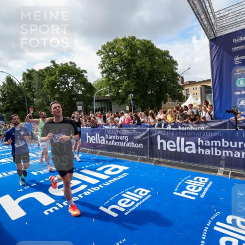 29.06.2025 - hella hamburg halbmarathon Zöllner http://msf.ph/oto/8408963 29.06.2025 10:43:36 Ziel 4080, 5124, 5436, 7635, 9931, 10246, 11648, 12623, 13996, 14484, 14690, 16338, 17912, 18513, 18775, 18810, 19229 meine-sportfotos.de