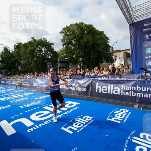 29.06.2025 - hella hamburg halbmarathon Zöllner http://msf.ph/oto/8408964 29.06.2025 10:18:51 Ziel 6380, 15495 meine-sportfotos.de