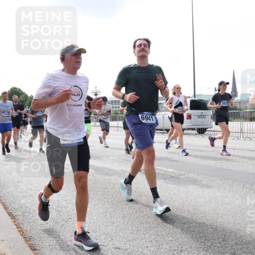29.06.2025 - hella hamburg halbmarathon Lena Gebhardt http://msf.ph/oto/8408971 29.06.2025 10:16:54 Lombardsbrücke 13365, 10320, 10314, 450, 6941, 6948, 3023, 9208, 1117, 1137, 1240, 1298, 1331, 1348, 1356, 1403, 1553, 1602, 1825, 2225, 2347, 2908, 2912, 3088, 3156, 3176, 3210, 3450, 3484, 3622, 3687, 4478, 5036, 5037, 5390, 5929, 5930, 5995, 6328, 6488, 6742, 6941, 6948, 7114, 7115, 7158, 7257, 7345, 7358, 7360, 7376, 7924, 7928, 8263, 8295, 8317, 8513, 8558, 8619, 8707, 8847, 8857, 8983, 9091, 9208, 9332, 9492, 9664, 9676, 10076, 10232 meine-sportfotos.de