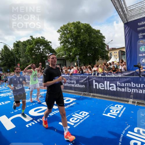 29.06.2025 - hella hamburg halbmarathon Zöllner http://msf.ph/oto/8408972 29.06.2025 10:43:36 Ziel 4080, 5124, 5436, 7635, 9931, 10246, 11648, 12623, 13996, 14484, 14690, 16338, 17912, 18513, 18775, 18810, 19229 meine-sportfotos.de
