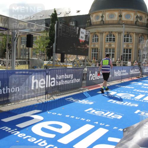 29.06.2025 - hella hamburg halbmarathon Michael Strokosch http://msf.ph/oto/8408995 29.06.2025 09:47:31 Ziel 20247, 20314 meine-sportfotos.de