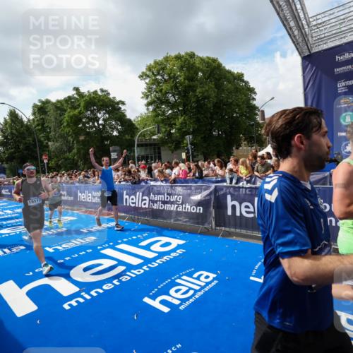 29.06.2025 - hella hamburg halbmarathon Zöllner http://msf.ph/oto/8409000 29.06.2025 10:43:37 Ziel 3116, 4080, 5124, 5436, 7635, 9931, 10246, 11648, 12623, 13996, 14484, 14690, 16338, 17912, 18513, 18775, 18810, 19229 meine-sportfotos.de