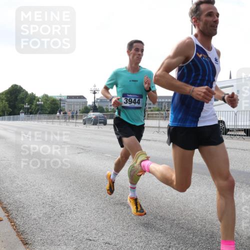 29.06.2025 - hella hamburg halbmarathon Lena Gebhardt http://msf.ph/oto/8409002 29.06.2025 09:37:47 Lombardsbrücke 3944, 45, 50, 3944, 12673 meine-sportfotos.de