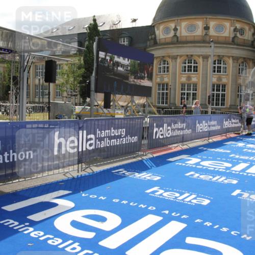 29.06.2025 - hella hamburg halbmarathon Michael Strokosch http://msf.ph/oto/8409009 29.06.2025 09:47:45 Ziel  meine-sportfotos.de