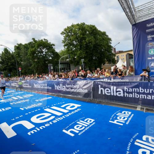 29.06.2025 - hella hamburg halbmarathon Zöllner http://msf.ph/oto/8409016 29.06.2025 10:18:57 Ziel 6380, 11342 meine-sportfotos.de